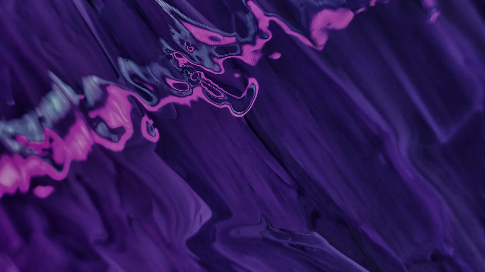 Œuvre abstraite violette